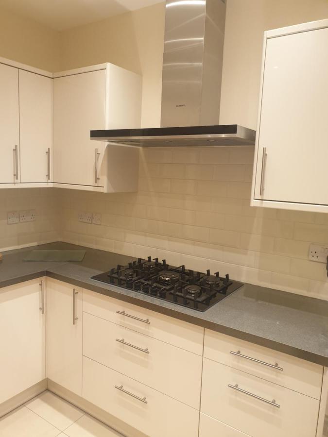 London Luxury Apartments 4 Min Walk From Ilford Station, With Free Parking Free Wifi מראה חיצוני תמונה