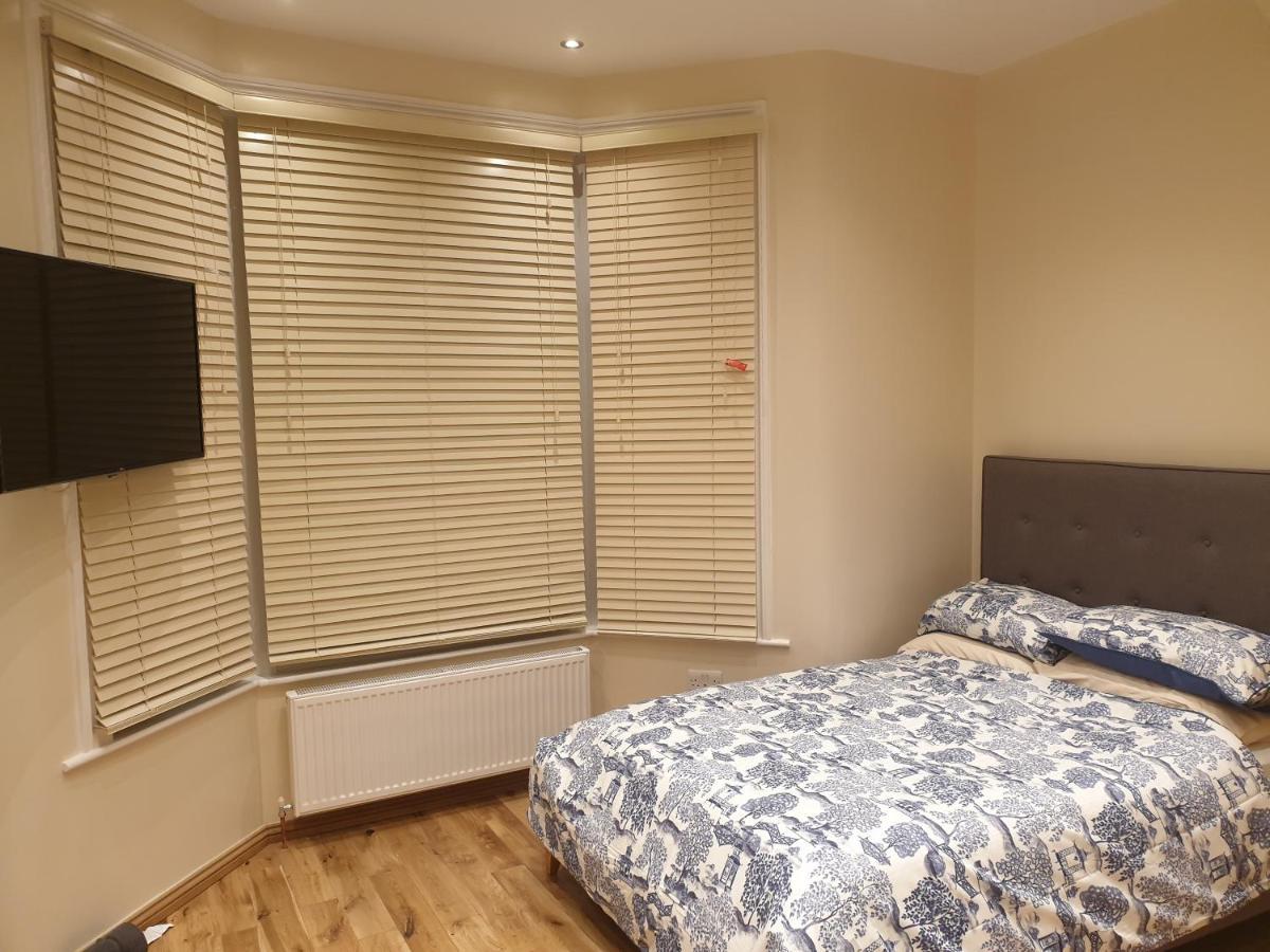 London Luxury Apartments 4 Min Walk From Ilford Station, With Free Parking Free Wifi מראה חיצוני תמונה