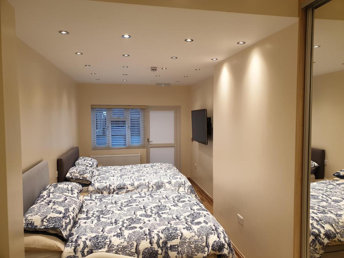 London Luxury Apartments 4 Min Walk From Ilford Station, With Free Parking Free Wifi מראה חיצוני תמונה